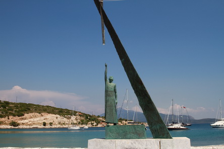 20150611_154 GR, Samos, Pythagorio, Hafen, Pythagoras-Denkmal.JPG